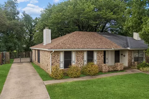 Exterior - 118 E Denton Dr, Euless, TX 76039 photo 5 of 8