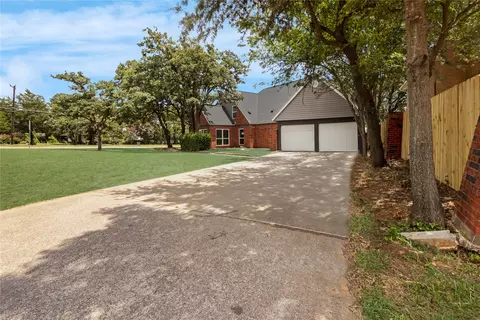 6112 W Poly Webb Rd, Arlington, TX 76016