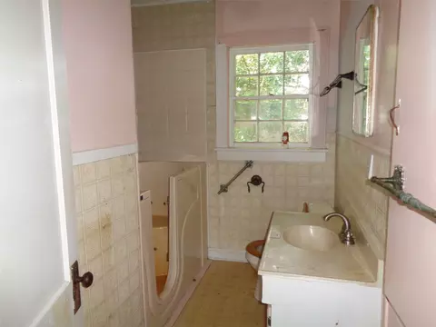 Bath - 433 N Main St, Sibley, LA 71073 photo 1 of 2