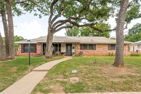 5024 Fall River Dr, Fort Worth, TX 76103