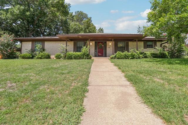 2030 Huntington Dr, Grand Prairie, TX 75051