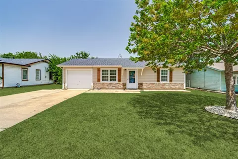 346 Lorna St, Burleson, TX 76028