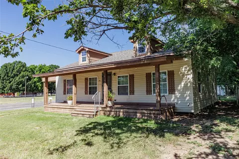 101 N Hubbard St, Alvord, TX 76225