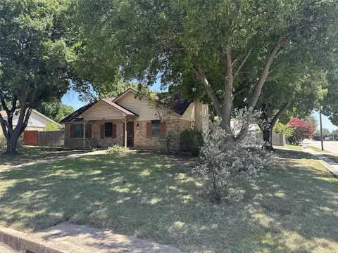 800 Pine Mountain Dr, Burleson, TX 76028