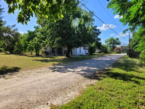909 Ivan Rd, Waco, TX 76706 photo 3