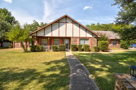 1219 Kiowa Dr E, Lake Kiowa, TX 76240