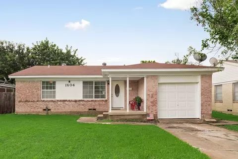 1604 Summit St, Mesquite, TX 75149