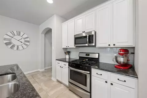 Kitchen - 9012 Conroe Dr, Argyle, TX 76226 photo 3 of 4