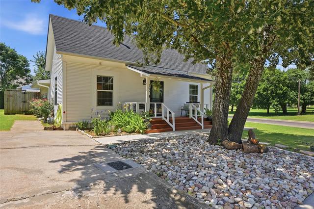 100 Buchanan St, Whitesboro, TX 76273