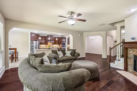 8 Duskview Ln, Edgecliff Village, TX 76134