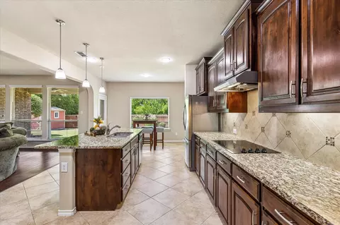 8 Duskview Ln, Edgecliff Village, TX 76134