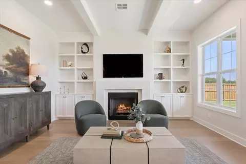 Living - 931 Fawn Dr, Mcgregor, TX 76657 photo 3 of 4