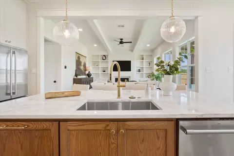 Kitchen - 931 Fawn Dr, Mcgregor, TX 76657 photo 5 of 6