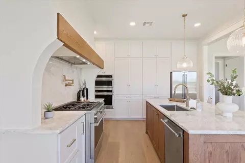 Kitchen - 931 Fawn Dr, Mcgregor, TX 76657 photo 6 of 6