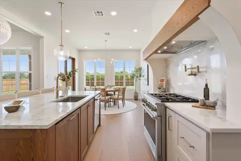 Kitchen - 931 Fawn Dr, Mcgregor, TX 76657 photo 4 of 6