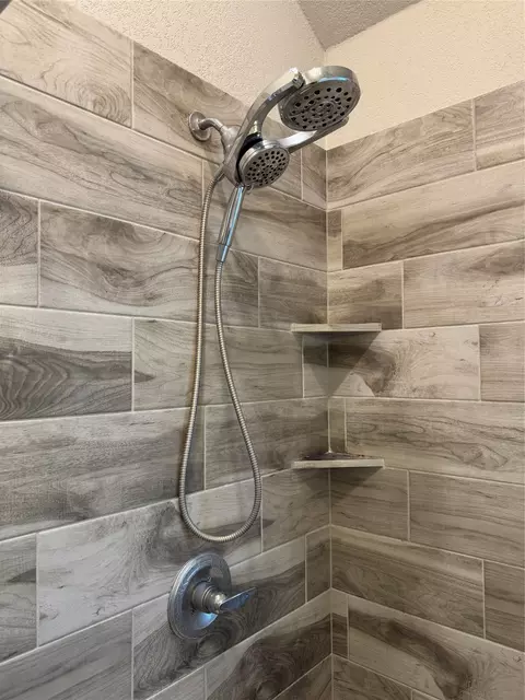 Bath - 10205 Omni Dr, Waco, TX 76708 photo 2 of 3