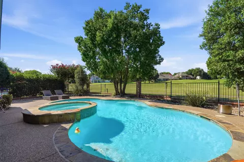 902 Riviera Dr, Mansfield, TX 76063