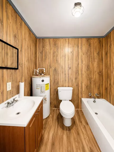 Bath - 1980 Apache Rd, Quinlan, TX 75474 photo 1 of 2