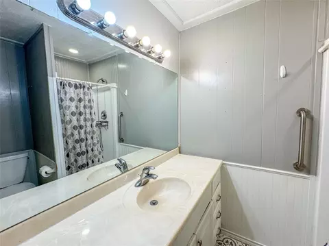 Bath - 705 N Avenue E, Haskell, TX 79521 photo 2 of 4