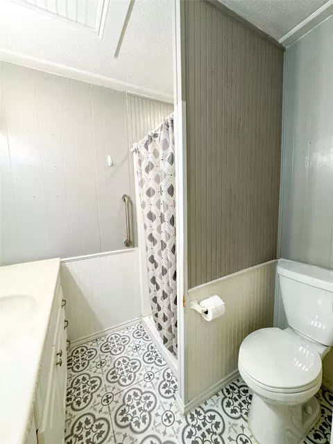 Bath - 705 N Avenue E, Haskell, TX 79521 photo 1 of 4