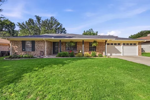 4025 Aragon Dr, Fort Worth, TX 76133