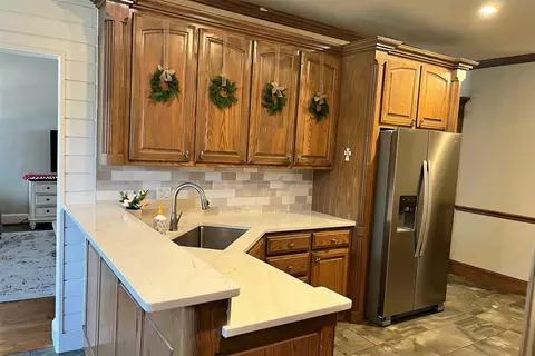 609 Acorn St, Pilot Point, TX 76258
