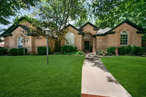 8337 Thornhill Dr, North Richland Hills, TX 76182