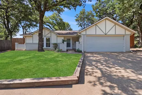 2400 York Minster Ct, Arlington, TX 76006