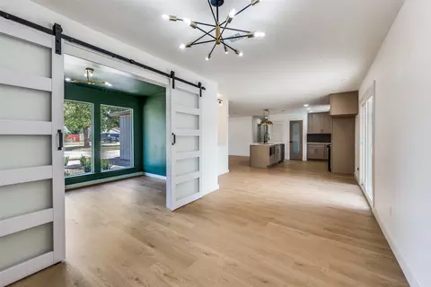 908 Raintree Rd, Fort Worth, TX 76103
