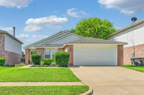 3883 Fox Run Dr, Fort Worth, TX 76123