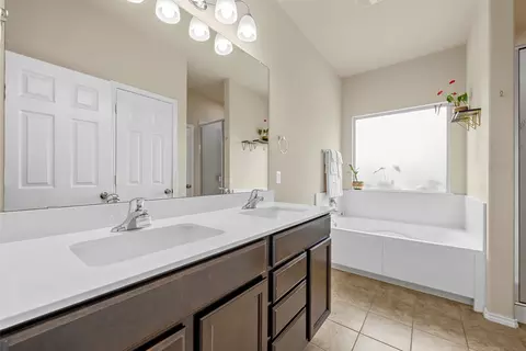 Bath - 11116 Whitlock Dr, Lorena, TX 76655 photo 2 of 4