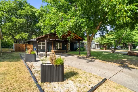 702 Crescent St, Denton, TX 76201