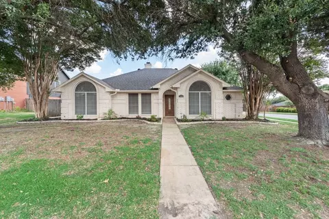 7400 Chapman Dr, North Richland Hills, TX 76182