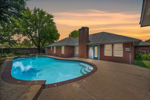 100 Downwood Dr, Burleson, TX 76028