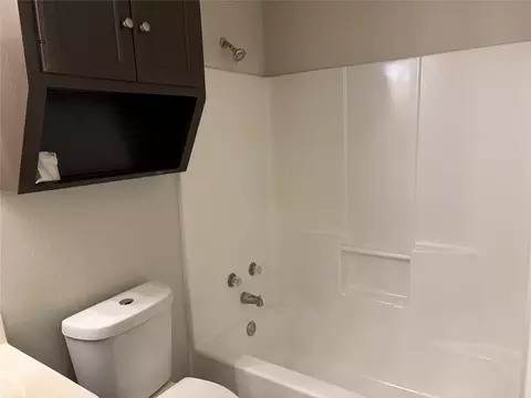 Bath - 2025 Lyle Ave, Waco, TX 76708 photo 2 of 3