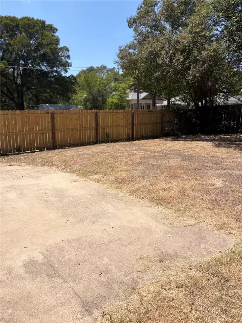Exterior - 2025 Lyle Ave, Waco, TX 76708 photo 9 of 13