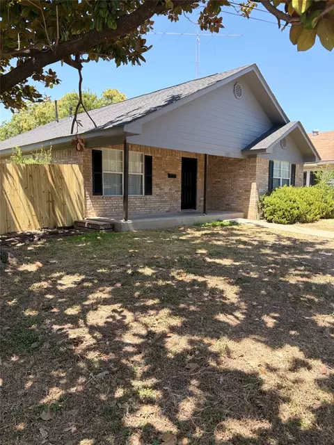 Exterior - 2025 Lyle Ave, Waco, TX 76708 photo 6 of 13