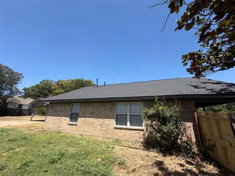 Exterior - 2025 Lyle Ave, Waco, TX 76708 photo 10 of 13