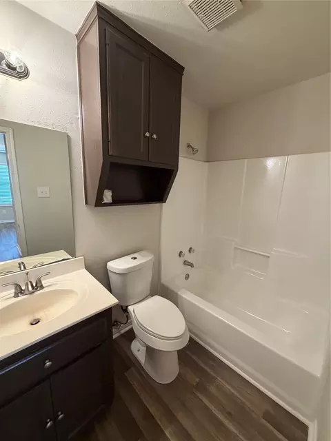Bath - 2025 Lyle Ave, Waco, TX 76708 photo 3 of 3