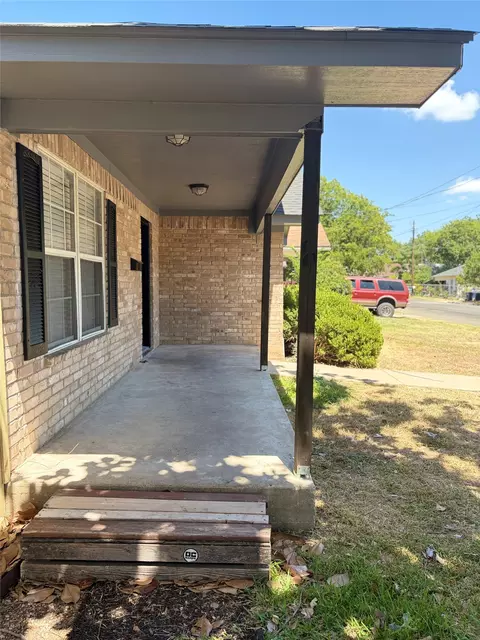 Exterior - 2025 Lyle Ave, Waco, TX 76708 photo 5 of 13