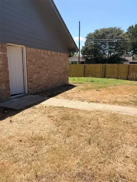 Exterior - 2025 Lyle Ave, Waco, TX 76708 photo 7 of 13