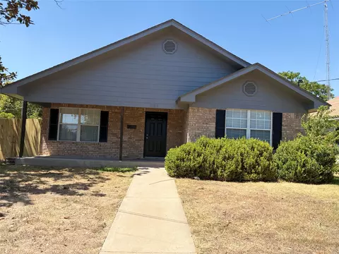Exterior - 2025 Lyle Ave, Waco, TX 76708 photo 2 of 13