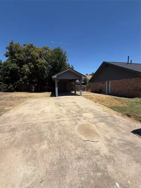 Exterior - 2025 Lyle Ave, Waco, TX 76708 photo 11 of 13