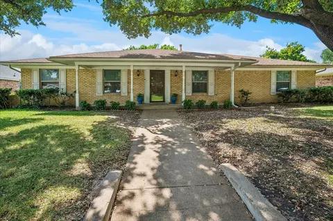 2022 Huntington Dr, Grand Prairie, TX 75051