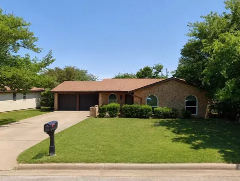 529 Georgetown Dr, Everman, TX 76140