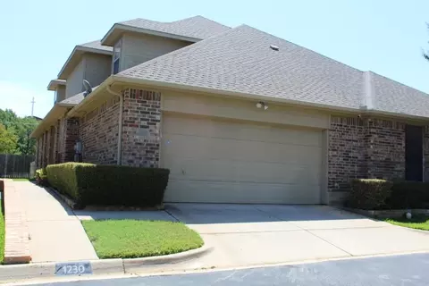 1230 Woodland Park Dr, Hurst, TX 76053