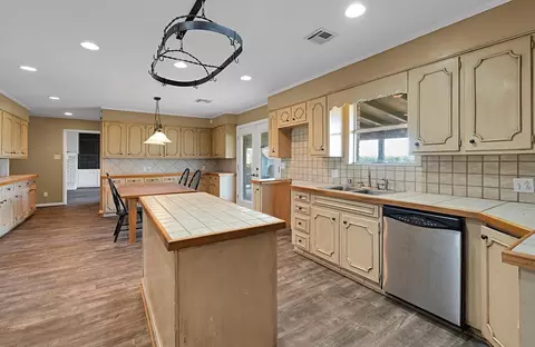 Kitchen - 596 Saffle Rd, Robinson, TX 76706 photo 3 of 4