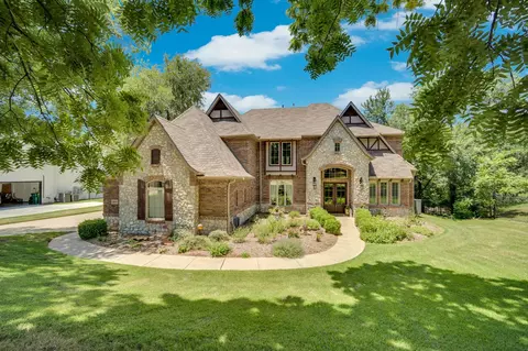 1811 Magic Valley Ln, Cedar Hill, TX 75104