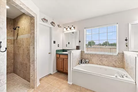 Bath - 11555 Plainview Rd, Krum, TX 76249 photo 2 of 6
