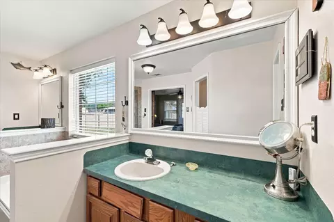 Bath - 11555 Plainview Rd, Krum, TX 76249 photo 4 of 6